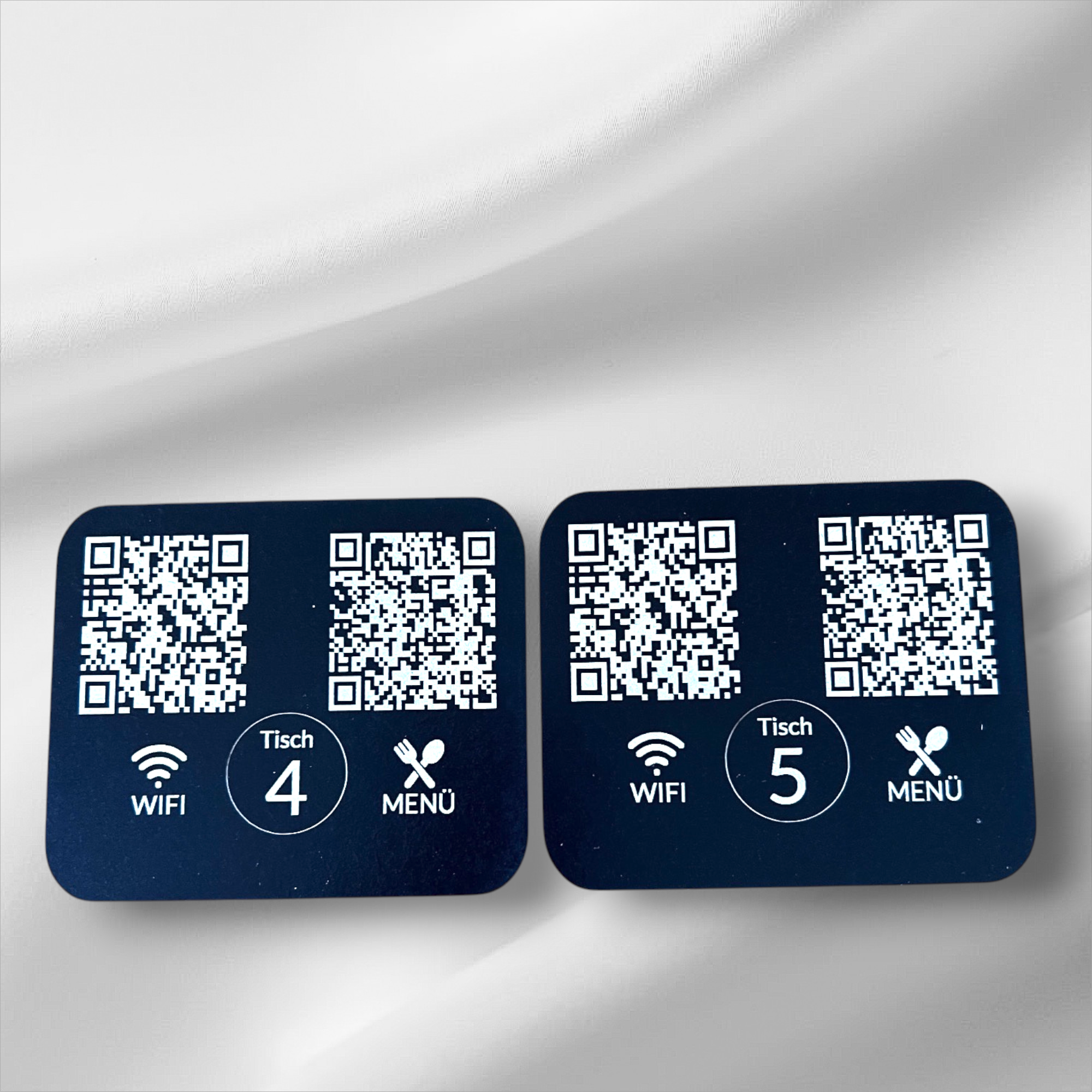 Tischaufsteller mit QR Code – WLAN Zugang, Online Menü & Tischnummer – personalisiert, graviert