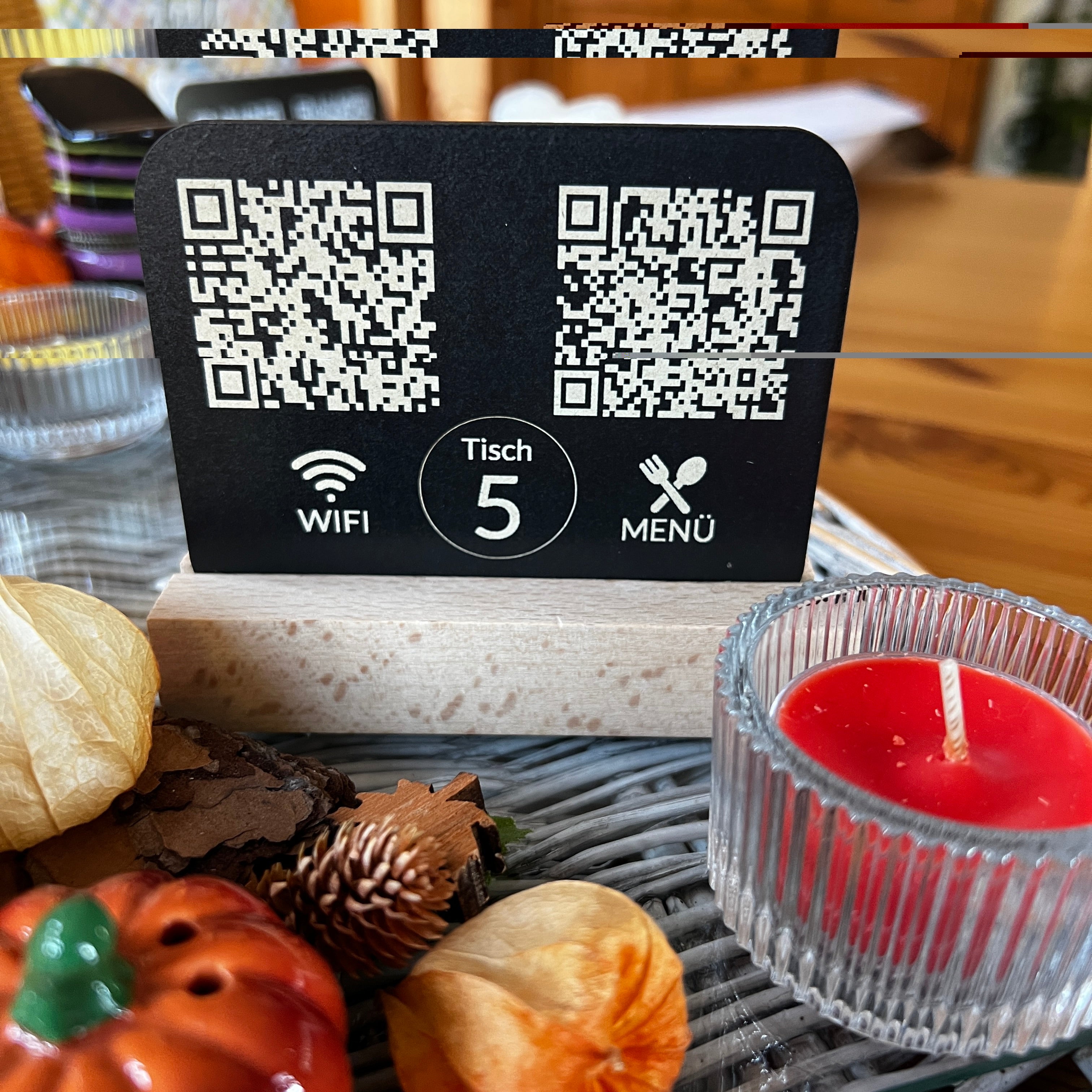 Tischaufsteller mit QR Code – WLAN Zugang, Online Menü & Tischnummer – personalisiert, graviert
